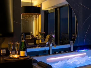 URBAN APARTMENTS Golden Royal, JACUZZI by the window, Chilled Prosecco, Free Garage